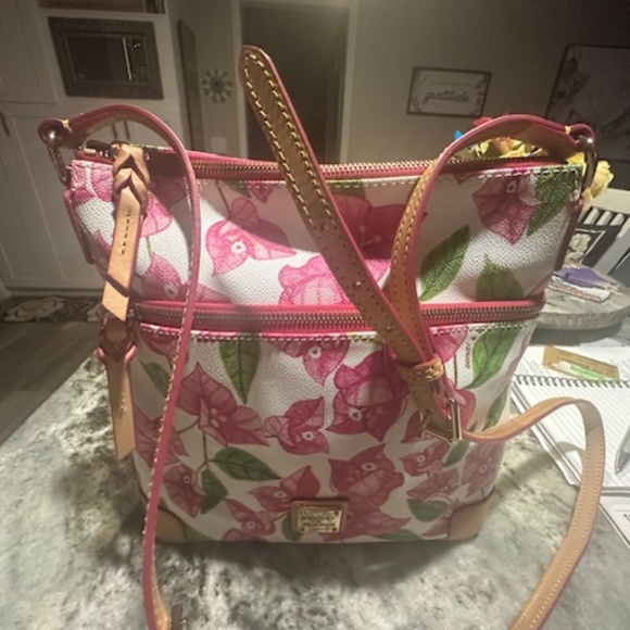 Dooney and Bourke BRAND NEW/RARE FLORAL FUSCHIA Pattern Crossbody Bag! - Picture 3 of 16
